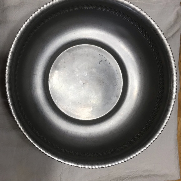 Vintage Buenilum covered bowl.  Excellent condition. - Picture 5 of 6